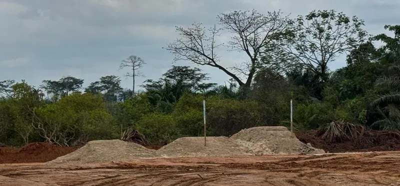 Run-of-mine pad area and initial surface stockpiles of extracted phosphate rock at Cacata