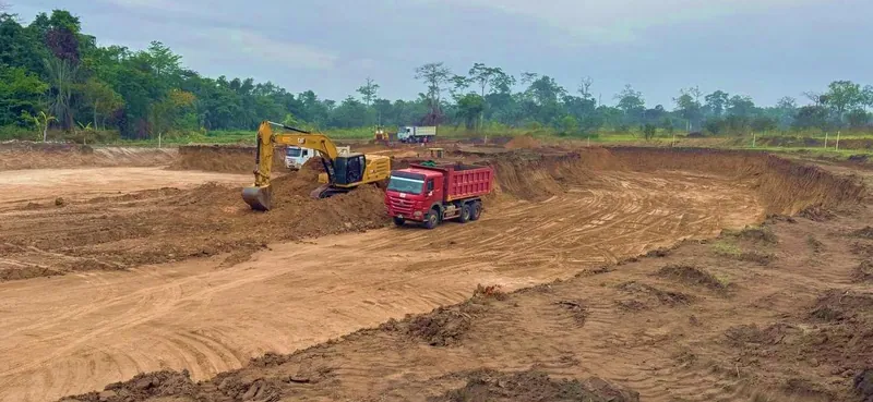 Active excavation and haulage fleet operations opening up initial excavation horizons at Cacata