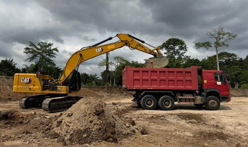 Active excavation and direct truck loading of first mined phosphate ore at the Cacata pit face